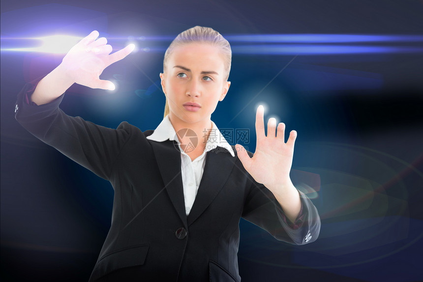 金发女商务人士触光灯女性专注套装女士商务人士手指商业绘图计算机图片
