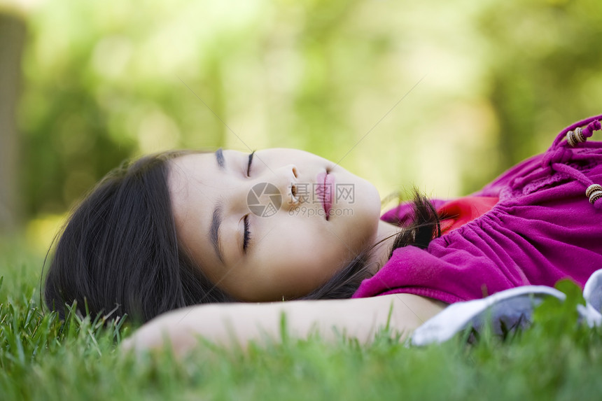 小女孩躺在草地上混血儿混血孩子女孩福利晴天睡眠图片