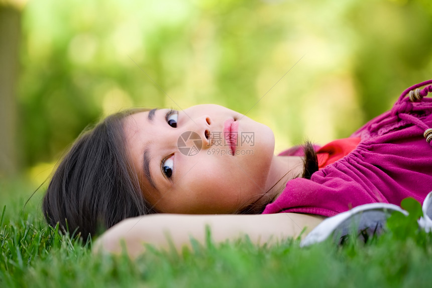 小女孩躺在草地上女孩混血儿孤独晴天混血福利孩子图片