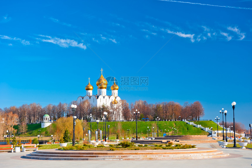 亚罗斯拉夫公园一座山丘上的美丽东正教教堂图片