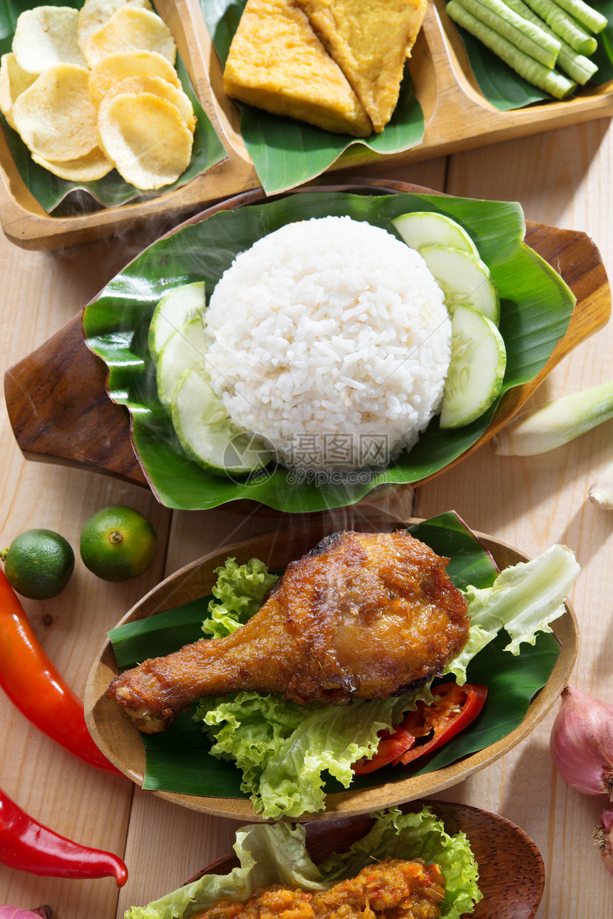 印度尼西亚炸鸡米饭图片