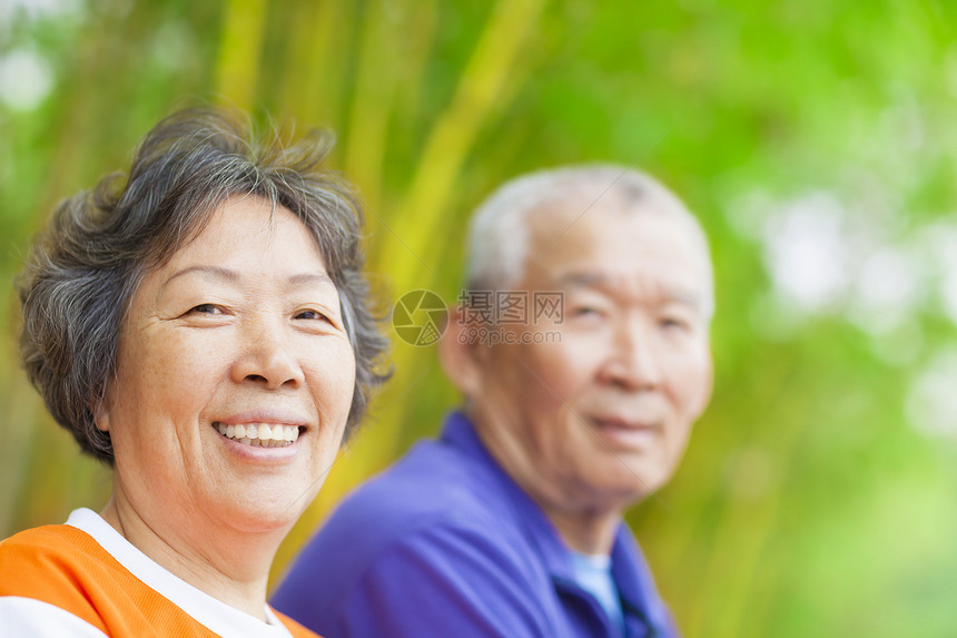 幸福快乐的年长夫妇享受队友公园喜悦祖父祖母女士哥们男人老年图片
