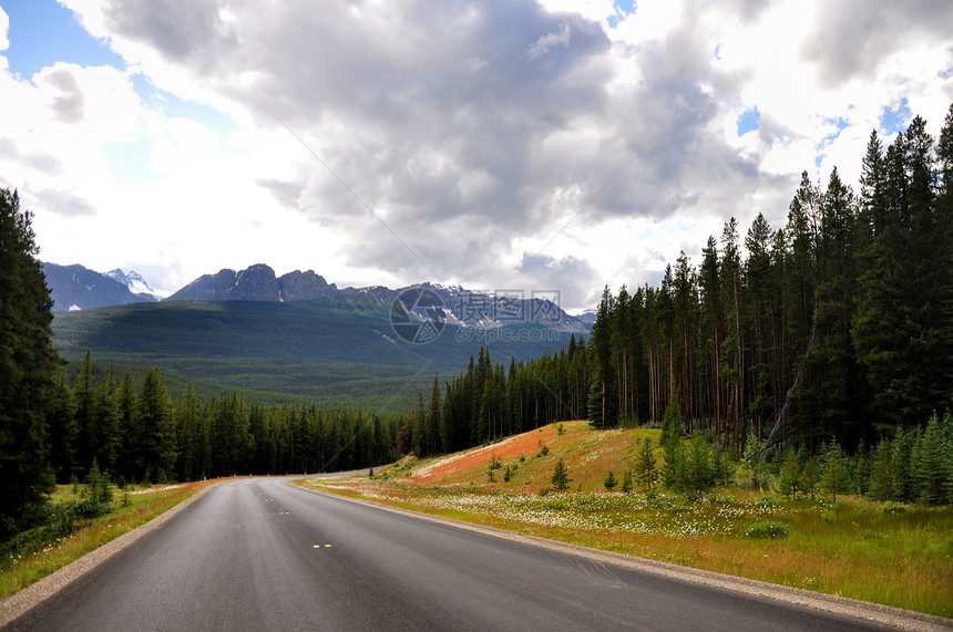 加拿大洛基山脉的鲍河谷公园地貌森林水平山脉荒野颜色自然资源户外人远足者栖息地风景图片