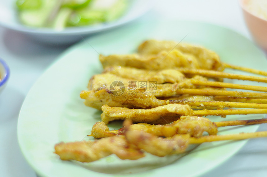 泰国 萨泰猪草本植物烧烤架绿色美食家饮食花生芹菜甜食沙爹竹子图片