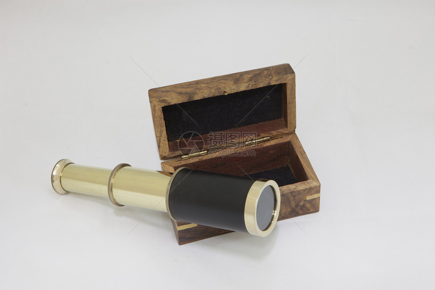 木箱上的古董黄铜望远镜导航收藏品勘探金属间谍船运盒子乡愁光学冒险图片