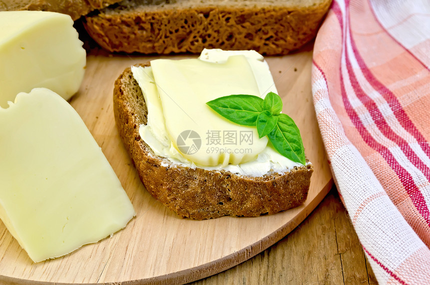 三明治加奶酪苏卢古尼和黄油图片