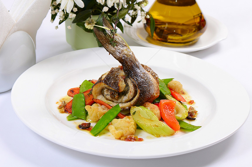 带春蔬菜的海贝斯片食物用餐美味沙拉海鲜奢华季豆餐厅鲈鱼鱼片图片