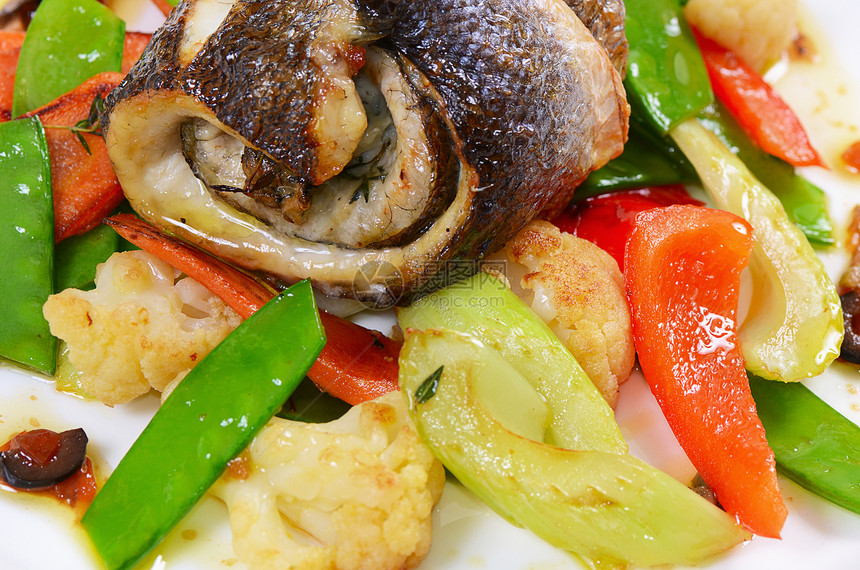带春蔬菜的海贝斯片海鲜季豆胡椒午餐厨房油炸白鱼盘子鱼片食物图片