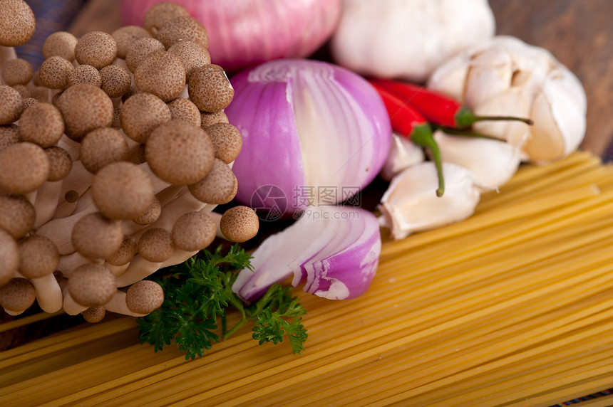 意大利意大利面食和蘑菇酱配料盘子香菜胡椒美食面条养分食谱午餐餐厅食物图片