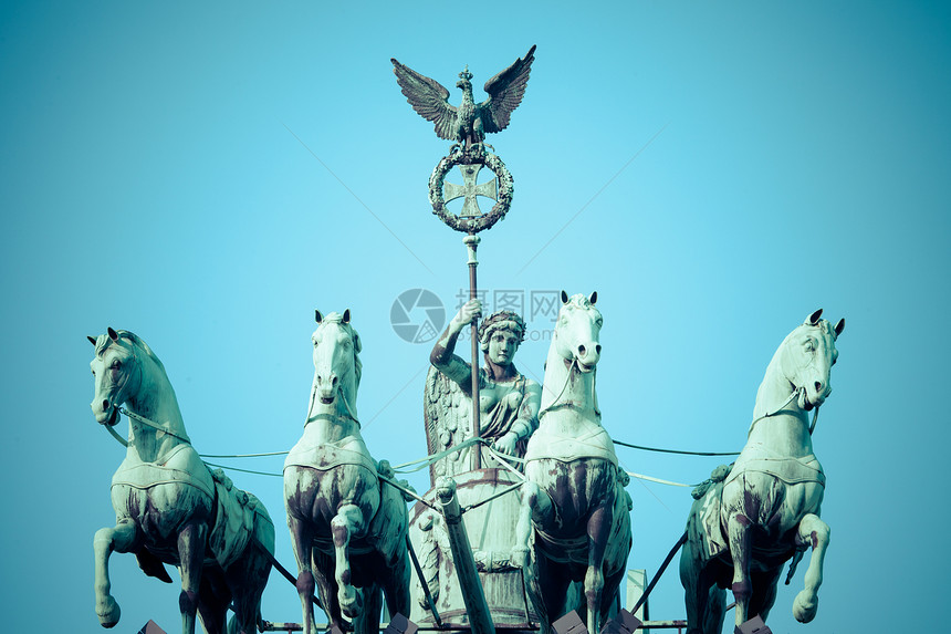 柏林勃兰登堡大门顶端的夸德里加雕塑广场历史性首都纪念碑柱子建筑光束旅游雕像图片
