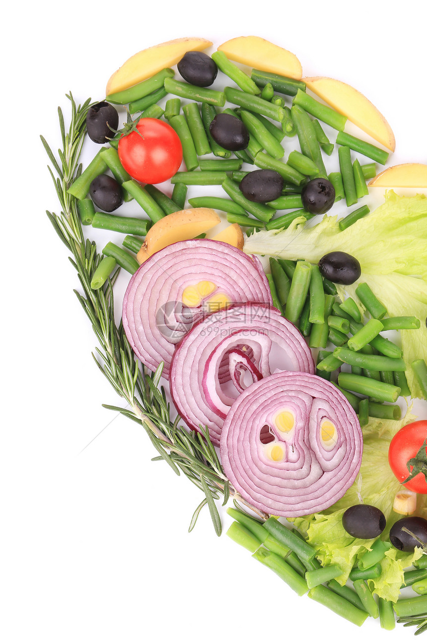 各种蔬菜和草药的心脏形状迷迭香用具厨房饮食胡椒沙拉桌子食物葱头餐厅图片