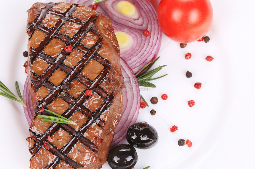 牛肉牛排加蔬菜香料鱼片胡椒粒牛肉美食果汁烧烤迷迭香炙烤烹饪图片