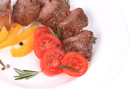 牛排加西红柿和迷迭香白色烧烤水平炙烤用餐餐厅牛扒食物蔬菜午餐背景图片