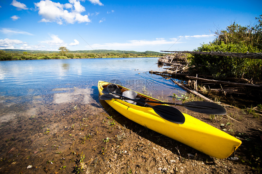 黄色 Kayak 准备使用独木舟海浪血管划桨娱乐岩石海滩活动海岸闲暇图片