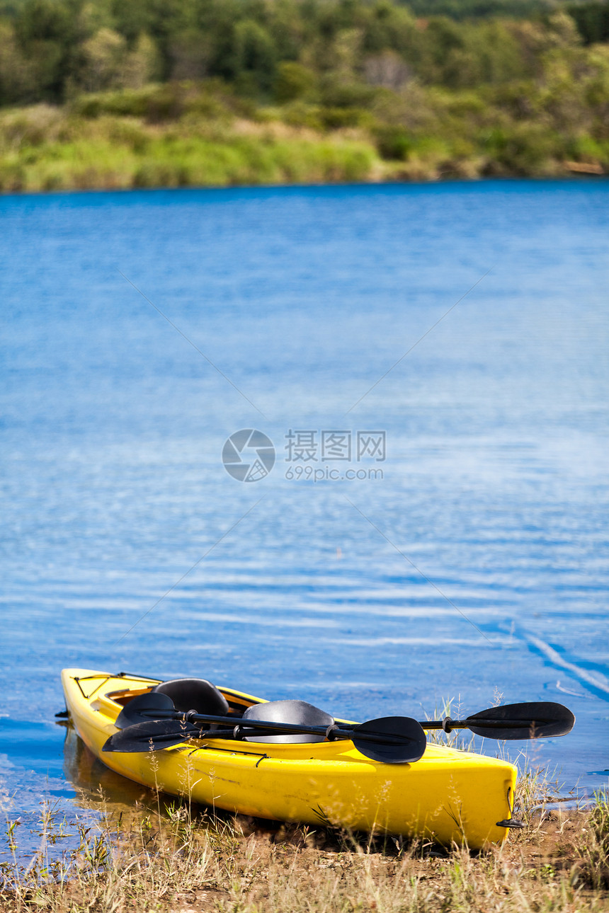 黄色 Kayak 准备使用海岸独木舟闲暇运动海滩血管旅行海洋乐趣活动图片