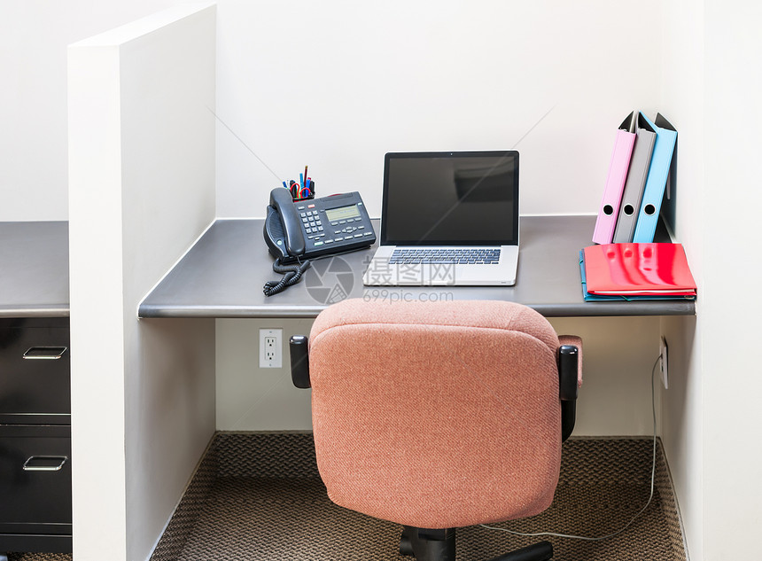 配备膝上型计算机的办公隔间工作站旋转座位技术房间椅子文件夹车站扶手椅粉色图片