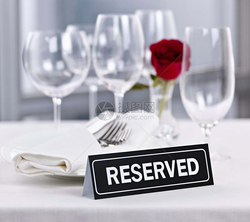 浪漫餐厅的餐桌位刀具周年环境餐巾器皿美食盘子玻璃酒杯纪念日图片