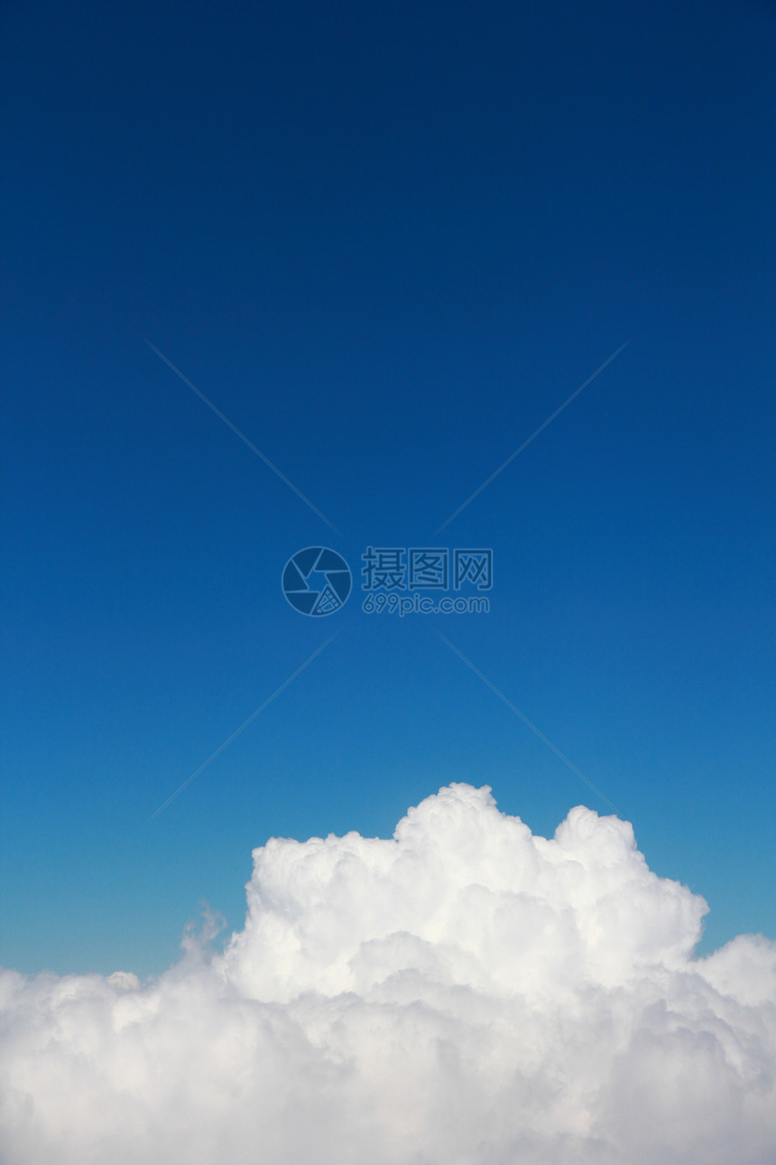 仅覆盖云蓝天空背景晴天天气柔软度阳光飞行坡度天线气氛天堂空气图片