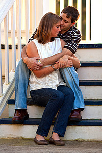 在加泽波台阶上的爱情的年轻夫妇背景图片