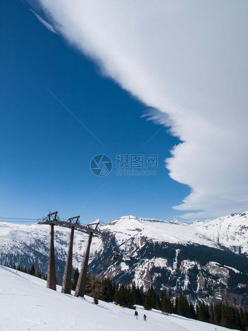 滑雪度假胜地上寒冷的前线图片