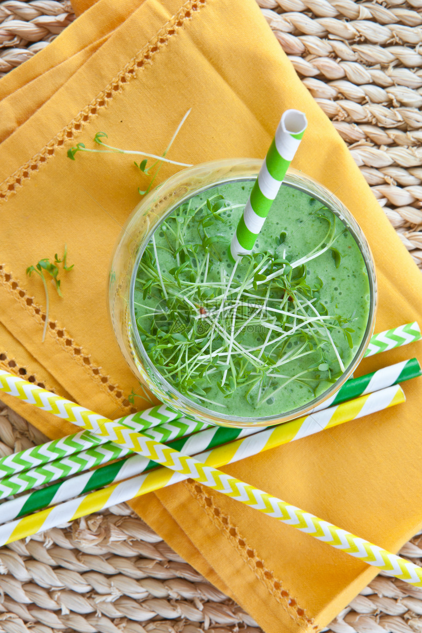 带草药的绿凉水冰沙玻璃牛奶蓝色蔬菜排毒饮料小麦酸奶营养图片
