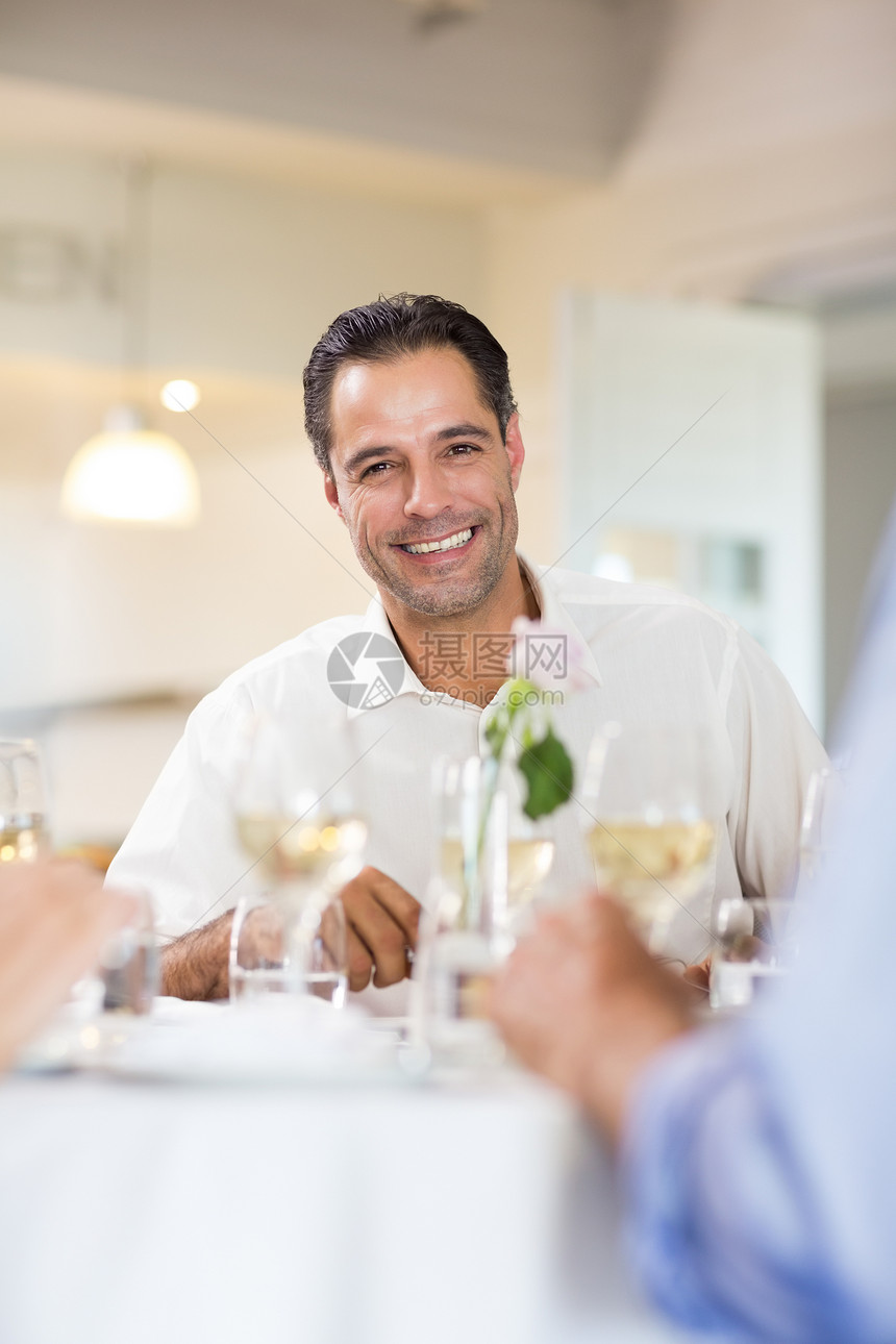 和朋友在餐厅喝酒的笑脸男人酒精微笑朋友们食物白酒友谊男性玻璃图片