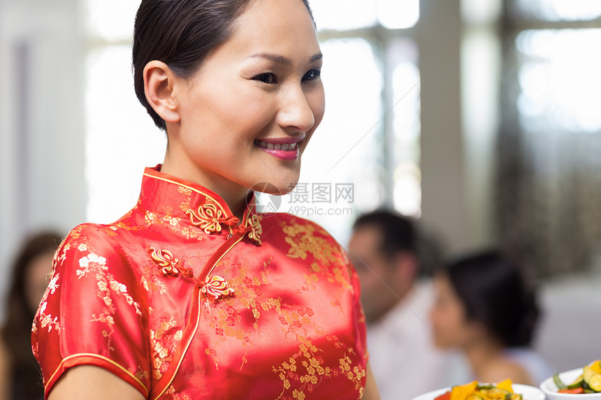 服务员携带食品托盘和餐饮人员图片