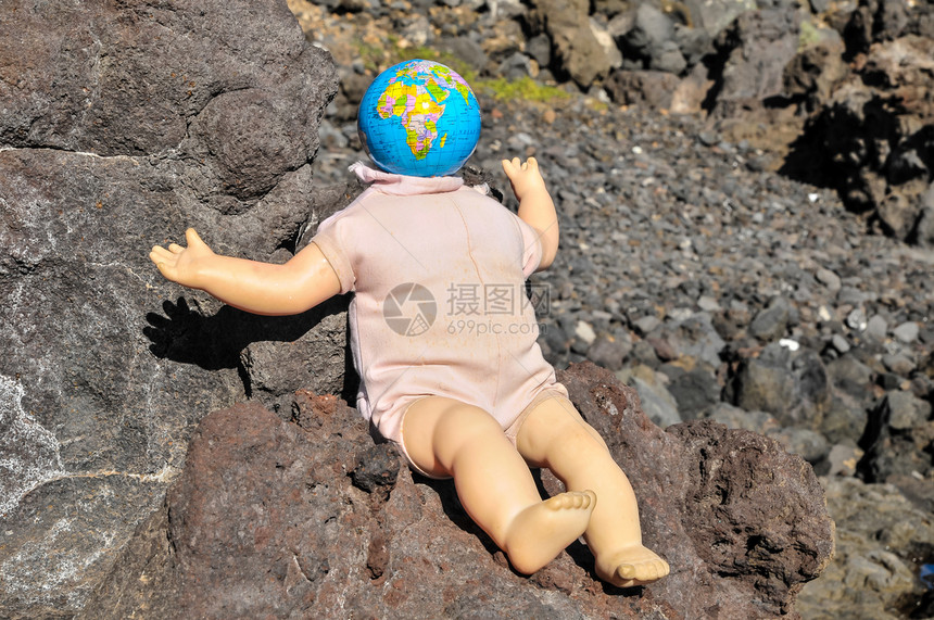 具有地球环球的古老旧娃娃环境商业行星地球概念玩具人类理念世界木偶图片