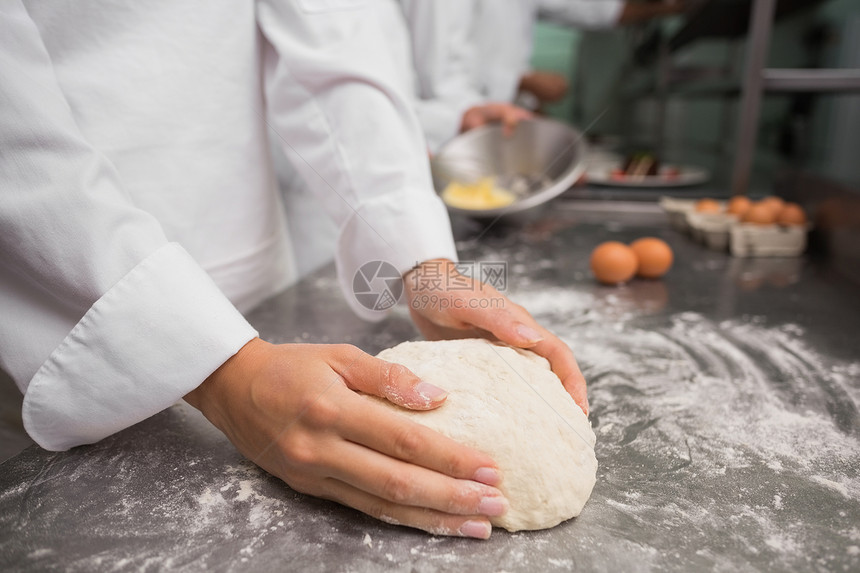 主厨在柜台准备面粉职员面包工作职业厨房女士同事餐厅男人制服图片