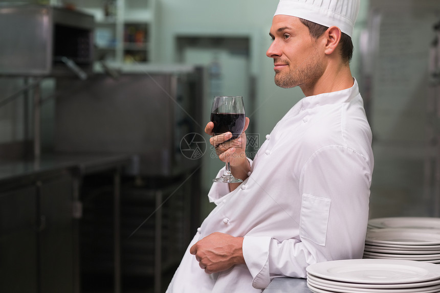 做厨师 下班后喝红酒职员职业酒店酒杯男人微笑男性倾斜酒精工作图片