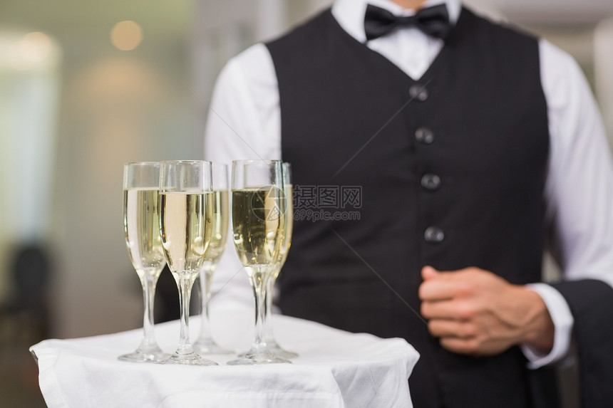 端着香槟的服务员毛巾男性男人酒店玻璃餐厅衬衫奢华马甲长笛图片