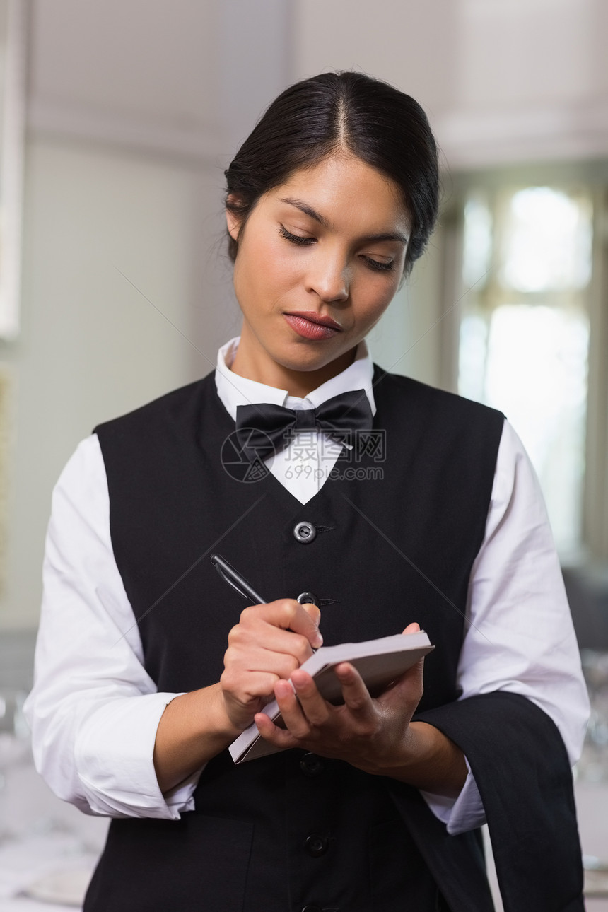 漂亮女服务员下订单写作衬衫命令服务酒店女士女性餐厅混血马甲图片