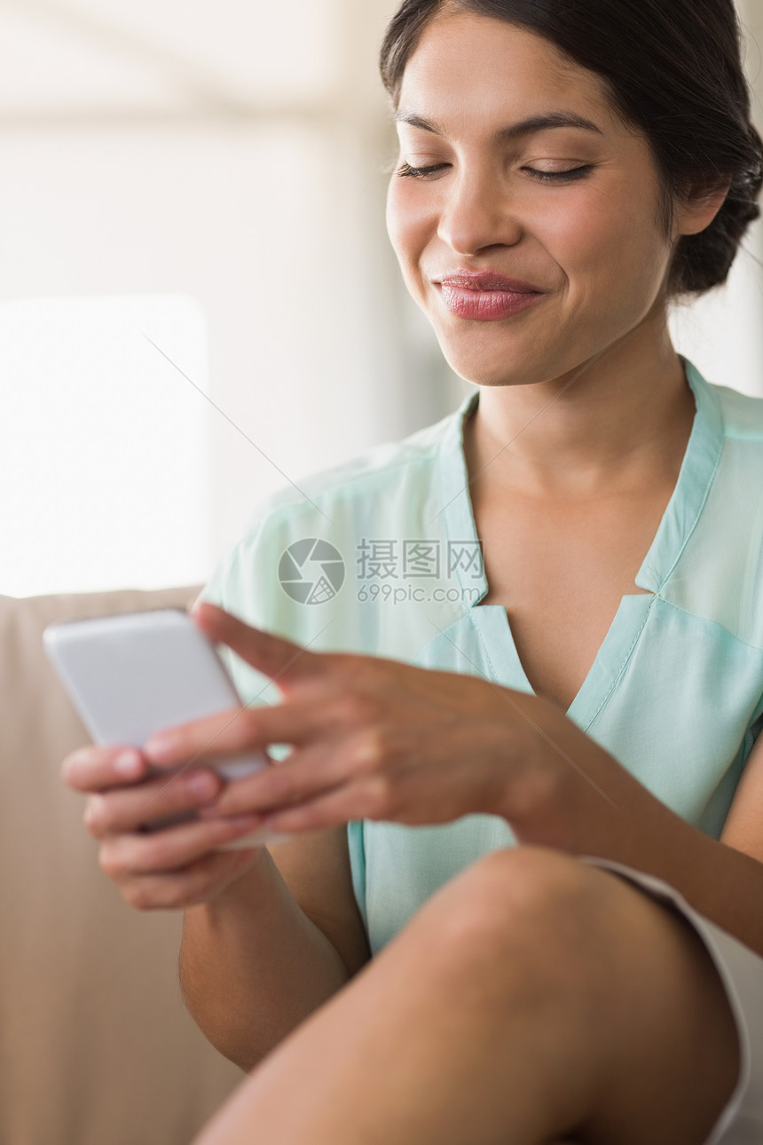 商业女商务人士发来短信女性技术头发女士微笑餐厅人士长椅商务沙发图片