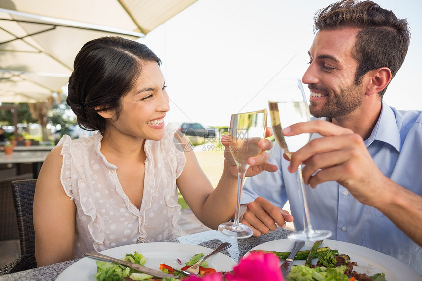 快乐的一对夫妇庆祝结婚纪念日 加香槟沙拉闲暇玻璃奢华餐厅裙子晚餐阳台纪念日混血图片