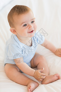 蓝色婴儿园的男孩宝宝卧室住所棉被服装用品家庭羽绒被男性新生活微笑背景图片