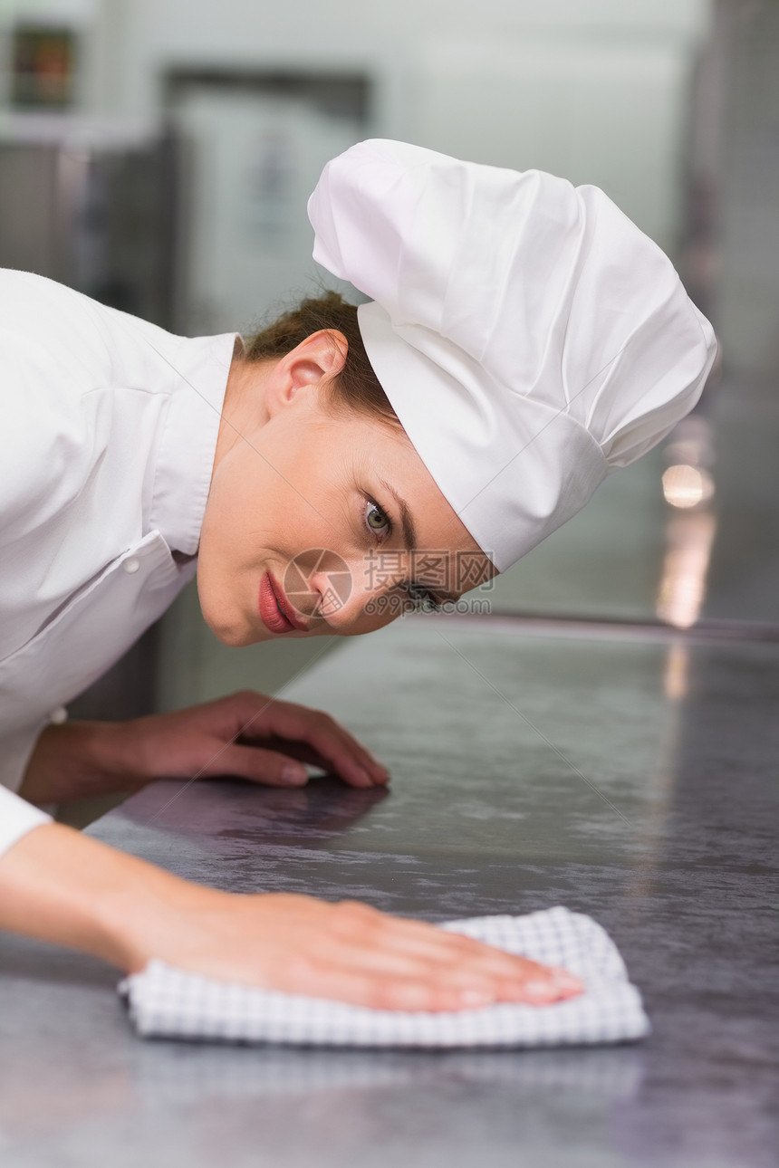 厨师向下擦拭表面大楼职员职业台面女士柜台洗涤厨房工作酒店图片