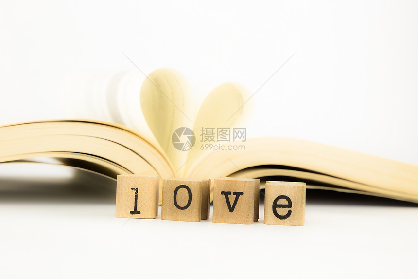 爱情文字和有心形的书图片