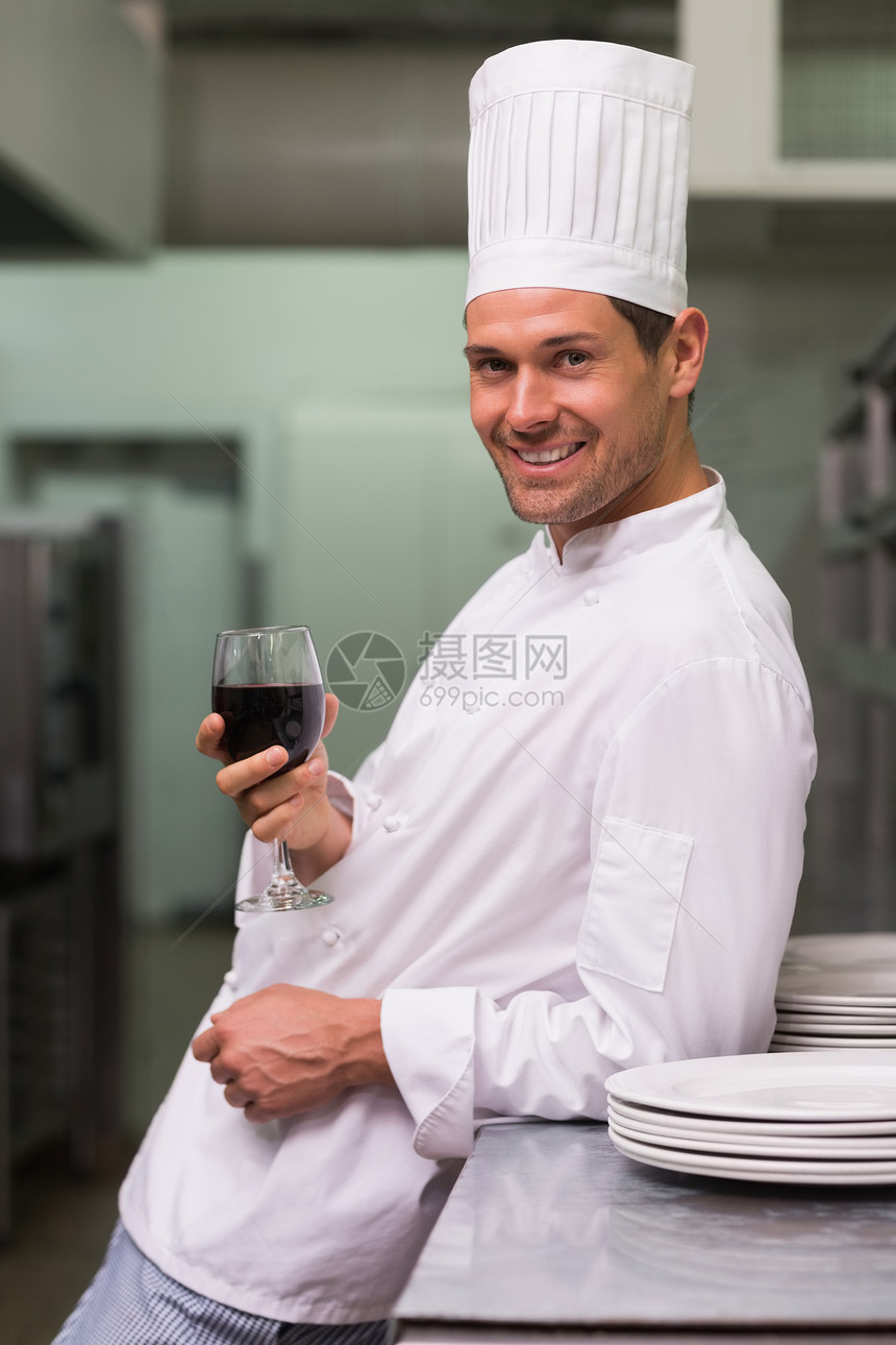 做厨师 下班后喝红酒倾斜职业职员酒店男性厨房酒精白人酒杯餐饮图片