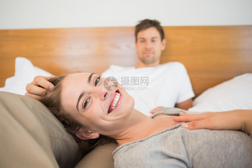 快乐的情侣在床上放松亲密感羽绒被棉被卧室房子感情男性夫妻闲暇男人图片