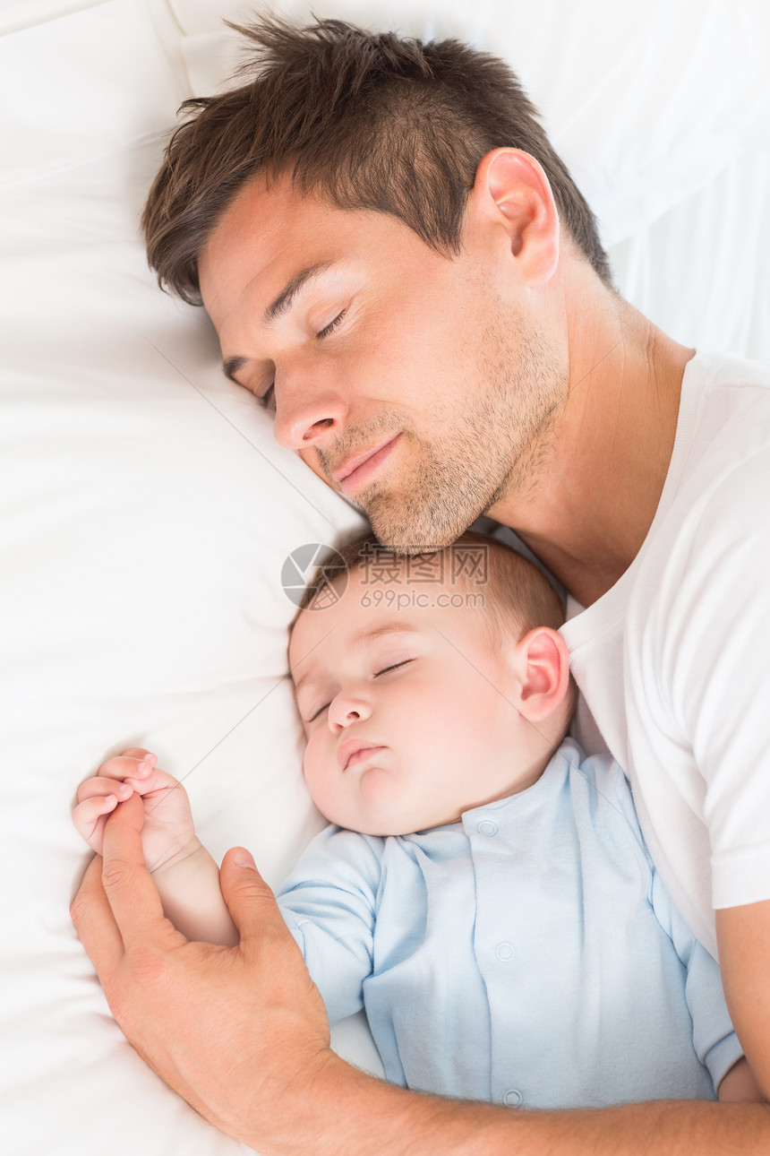 父子在睡觉拥抱家庭婴儿公寓闲暇午睡睡眠儿子新生活男性图片