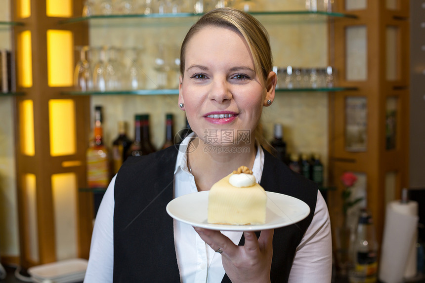 咖啡馆服务员在餐盘上做蛋糕糕点美食面包店主客户零售顾客女性糖果商柜台图片