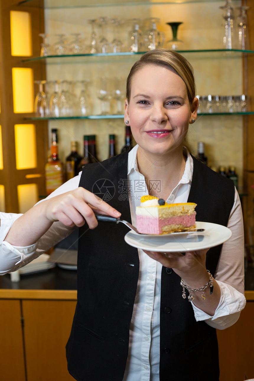 咖啡馆服务员在餐盘上做蛋糕面包女性糖果糖果商店主美食咖啡店店铺客户顾客图片