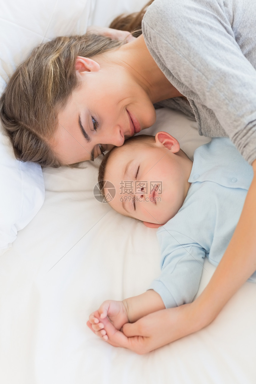 母亲睡在床上 与儿女同床感情男生公寓新生活女士房子婴儿说谎家庭儿子图片