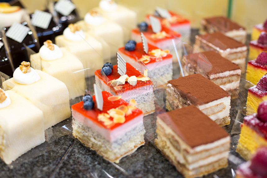 在糖果或咖啡厅中显示蛋糕面包小酒馆餐饮橱窗自助餐奶油糕点咖啡店店铺柜台图片