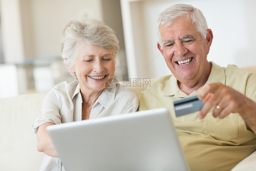 老年夫妇用笔记本电脑一起在线购物网站夫妻电子商务住所成人信用卡男性闲暇女士客厅图片