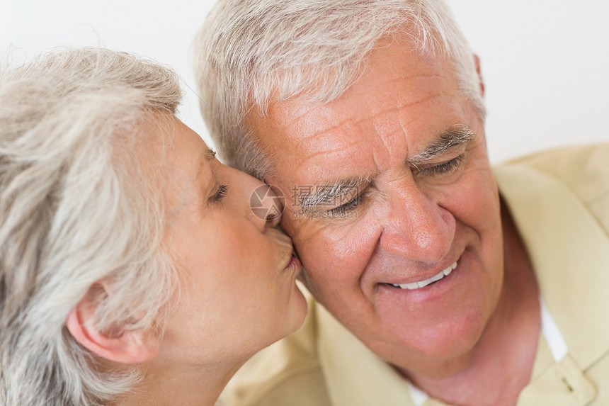 高龄情侣在沙发上一起放松夫妻住所房子公寓微笑退休闲暇快乐老年成人图片