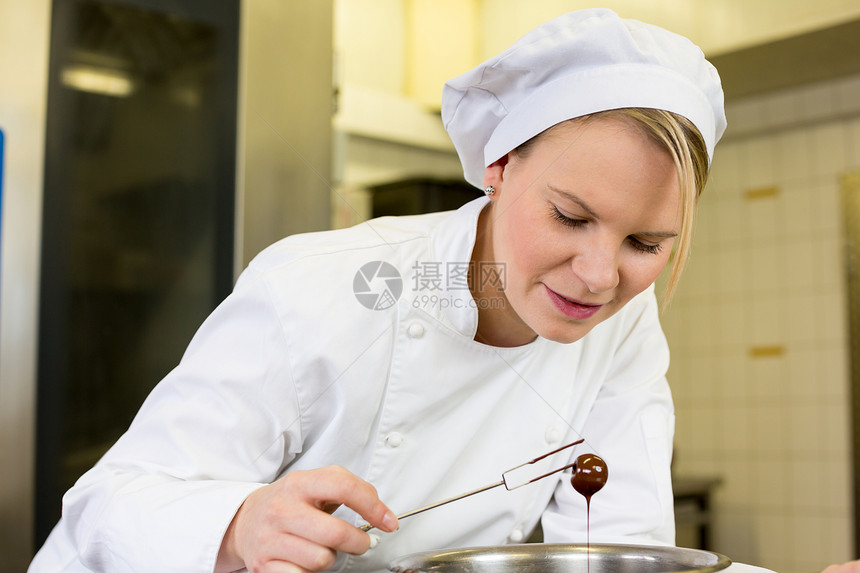 生产填充巧克力的甜甜剂糕点师职业产品工业糖果食品职员女士糖果商手工图片