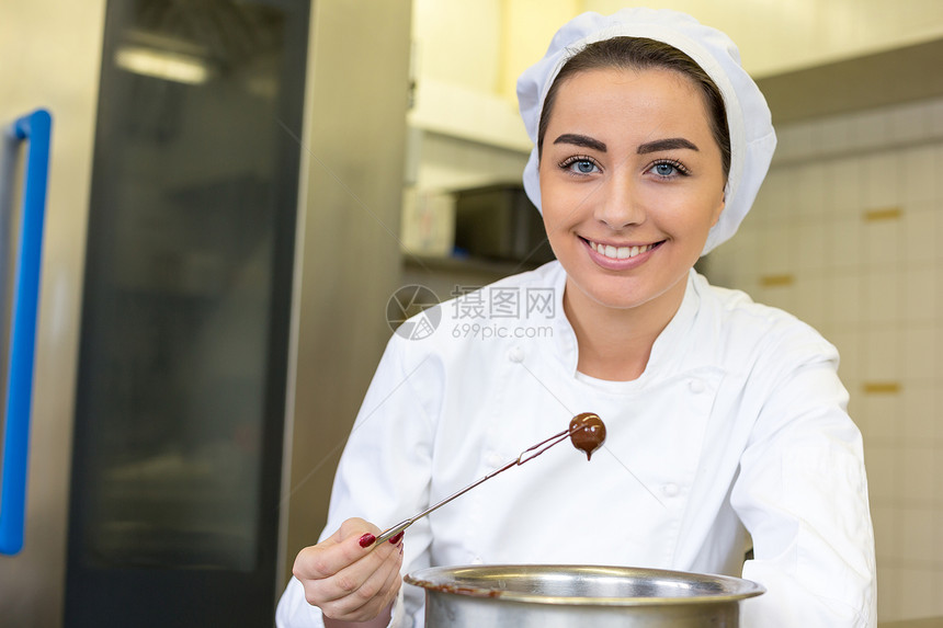 生产填充巧克力的甜甜剂员工甜品食品女性糖果工匠糕点师糖果商手工产品图片