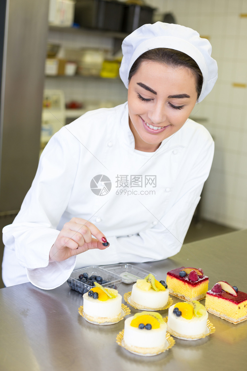 在面包店或甜食店准备蛋糕的摄像师女性面包师食品糕点师职员女士糕点工作员工生产图片