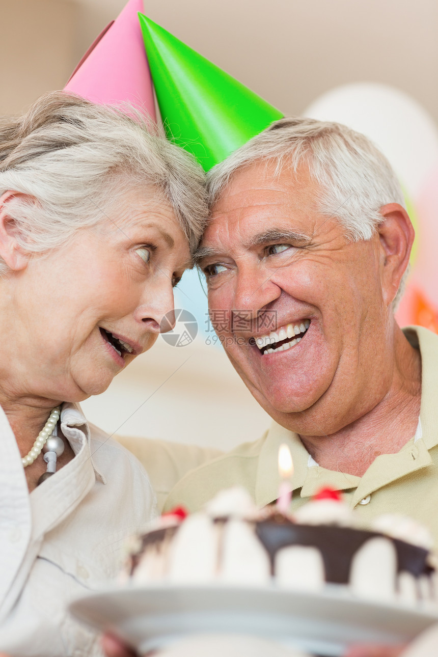 年长夫妇一起庆祝生日的晚年情侣房子派对庆典住所退休快乐微笑气球团结家庭图片
